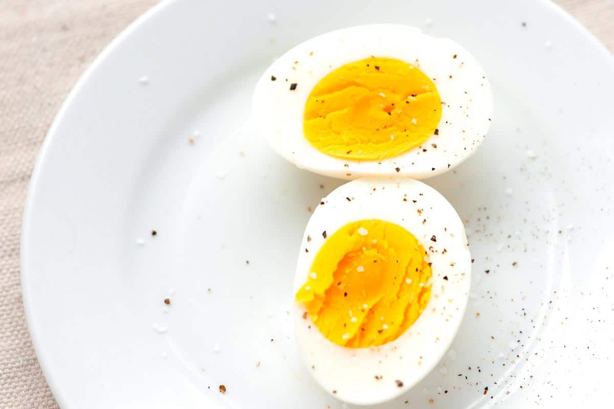 https://www.inspiredtaste.net/wp-content/uploads/2011/12/How-to-Cook-Hard-Boiled-Eggs-2-1200.jpg