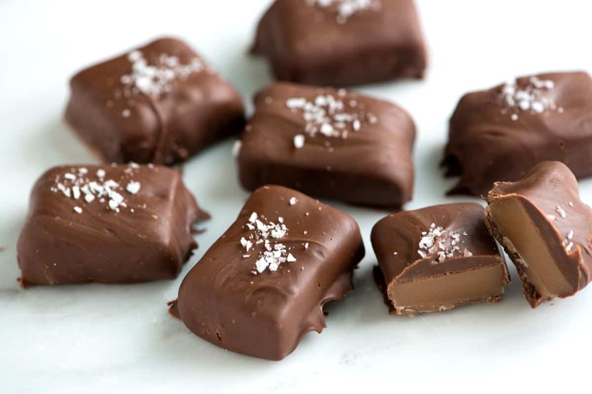 https://www.inspiredtaste.net/wp-content/uploads/2012/12/Chocolate-Covered-Caramels-Recipe-2-1.jpg