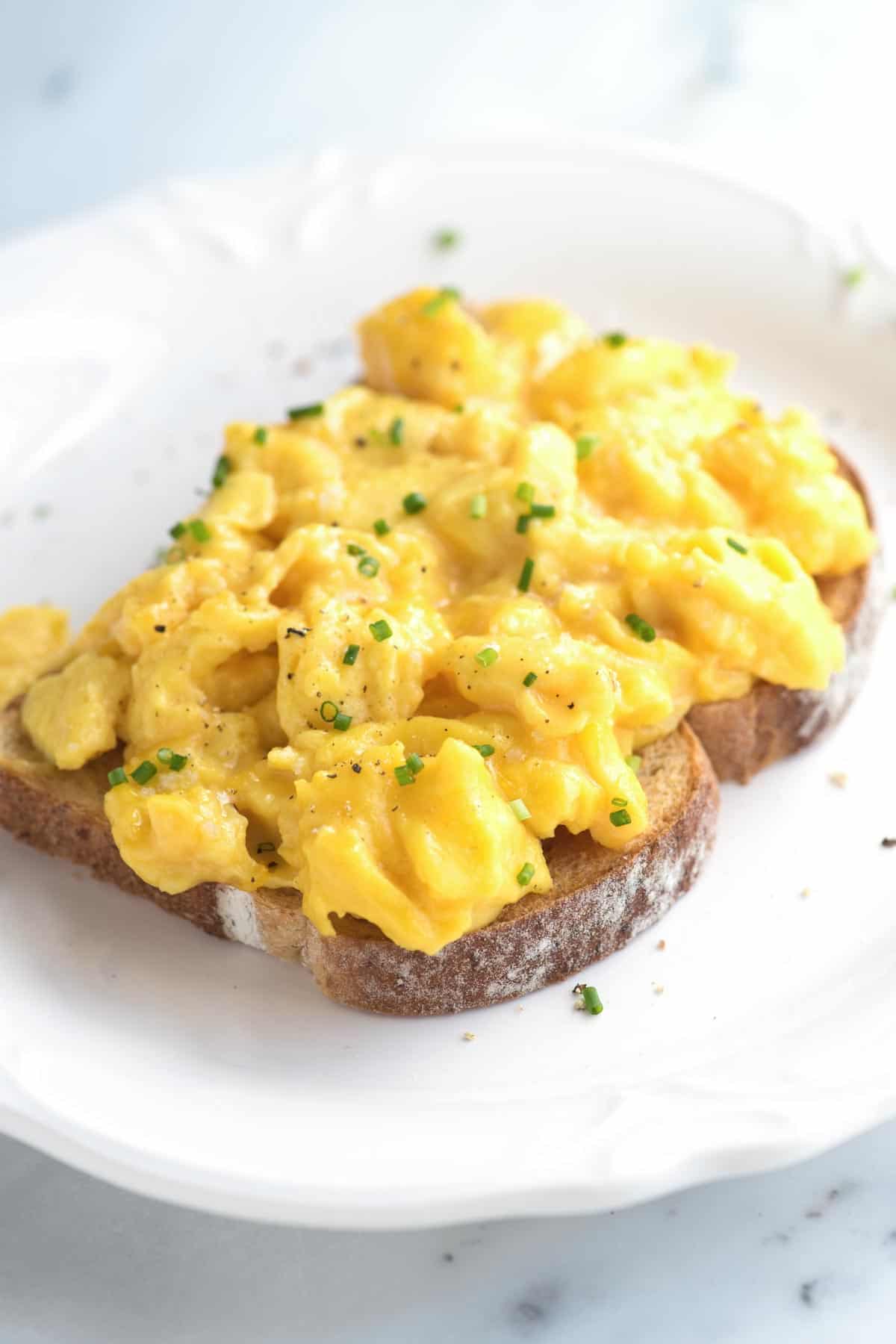 Scrambled Eggs With Toast