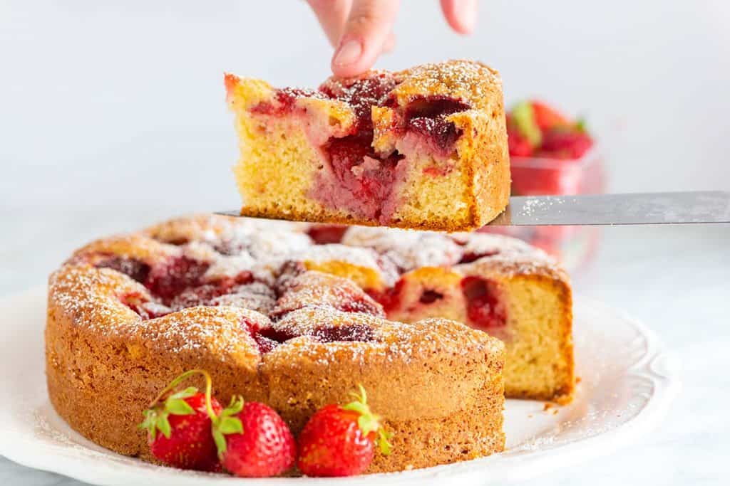 Easy Strawberry Cake Recipe