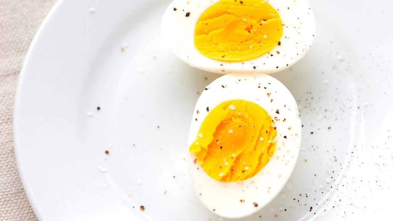 https://www.inspiredtaste.net/wp-content/uploads/2023/04/Hard-Boiled-Eggs-Recipe-Video.jpg
